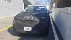 Новый кроссовер KIA «спалился» на тестах