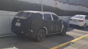 Новый кроссовер KIA «спалился» на тестах
