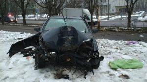Пьяный водитель на Citroen вылетел с дороги и врезался в дерево