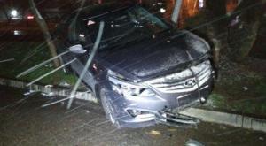 В Алматы водитель на Hyundai застрял между деревом и столбом