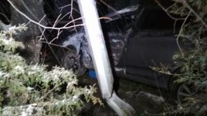 В Алматы водитель на Hyundai застрял между деревом и столбом