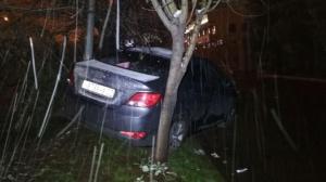 В Алматы водитель на Hyundai застрял между деревом и столбом