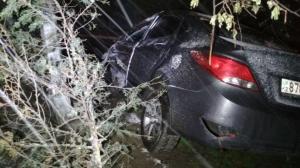 В Алматы водитель на Hyundai застрял между деревом и столбом