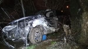 В Алматы водитель на Hyundai застрял между деревом и столбом