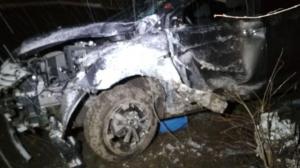 В Алматы водитель на Hyundai застрял между деревом и столбом