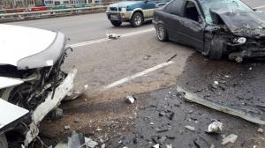 Три автомобиля столкнулись на мосту на Саина - Райымбека в Алматы