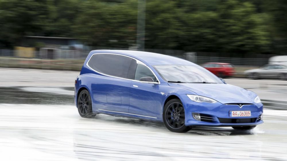 В России запатентовали катафалк на базе Tesla Model S