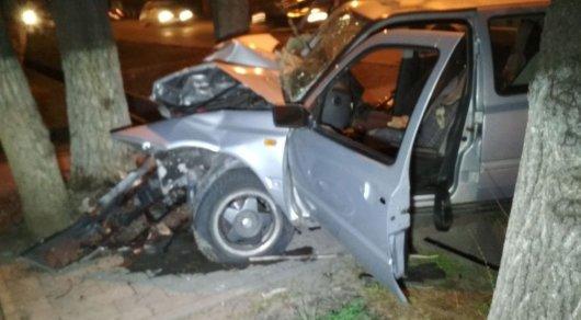 В Алматы 25-летний водитель Volkswagen погиб врезавшись в дерево