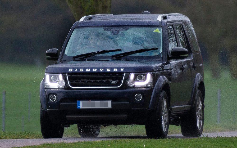10-летнего внука Елизаветы II поймали за рулем Land Rover
