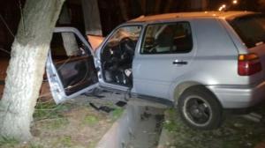 В Алматы 25-летний водитель Volkswagen погиб врезавшись в дерево