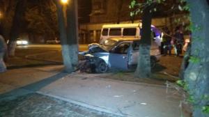 В Алматы 25-летний водитель Volkswagen погиб врезавшись в дерево