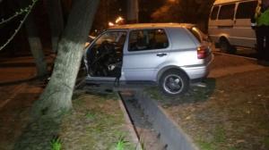 В Алматы 25-летний водитель Volkswagen погиб врезавшись в дерево