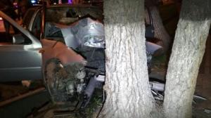В Алматы 25-летний водитель Volkswagen погиб врезавшись в дерево