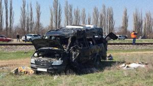 Электричка врезалась в микроавтобус в Крыму, пятеро погибли
