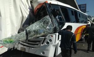 В Мексике более 20 человек пострадали в результате ДТП с автобусом