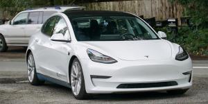 Илон Маск назвал сроки появления самой доступной Tesla с двумя моторами