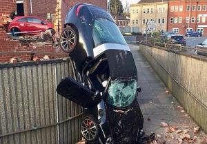 73-летний британец провалился на своем Porsche 911 в подземный переход