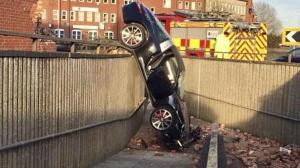 73-летний британец провалился на своем Porsche 911 в подземный переход