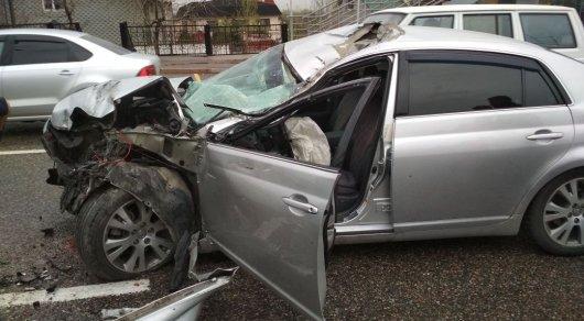 Toyota врезалась в стоявший на обочине КамАЗ в Алматы