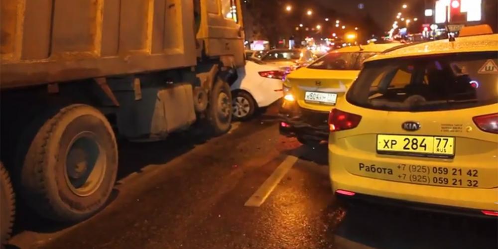 Видео: самосвал протаранил 9 автомобилей в Москве