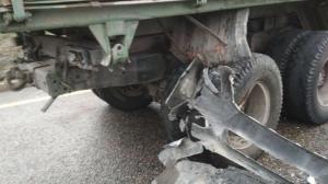 Toyota врезалась в стоявший на обочине КамАЗ в Алматы
