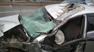 Toyota врезалась в стоявший на обочине КамАЗ в Алматы