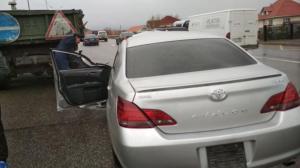 Toyota врезалась в стоявший на обочине КамАЗ в Алматы