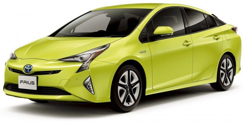 В Сети появились первые фото обновленного Toyota Prius