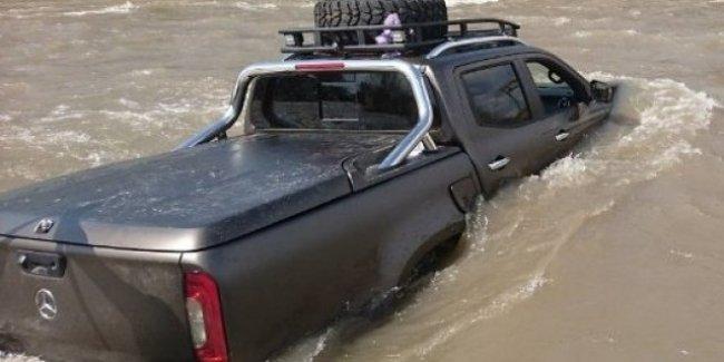 В Украине при странных обстоятельствах засняли новейший пикап Mercedes X-Class