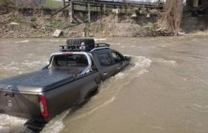 В Украине при странных обстоятельствах засняли новейший пикап Mercedes X-Class
