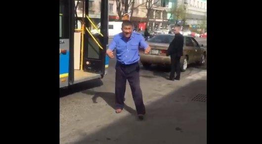 Водитель автобуса в Алматы грубо обматерил пассажирку