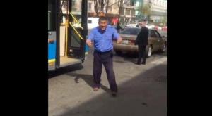 Водитель автобуса в Алматы грубо обматерил пассажирку