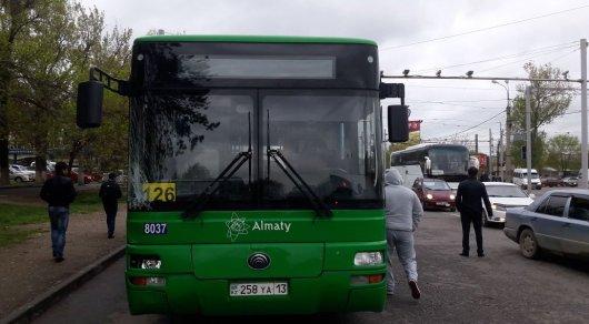 Автобус сбил насмерть девушку в Алматы