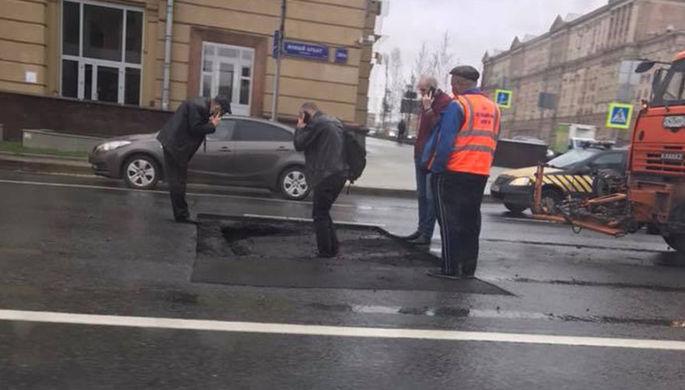 Движение в центре Москвы парализовано после провала грунта на Новом Арбате