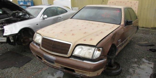 Необычный Mercedes W140 бросили гнить на свалке