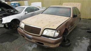Необычный Mercedes W140 бросили гнить на свалке