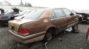 Необычный Mercedes W140 бросили гнить на свалке