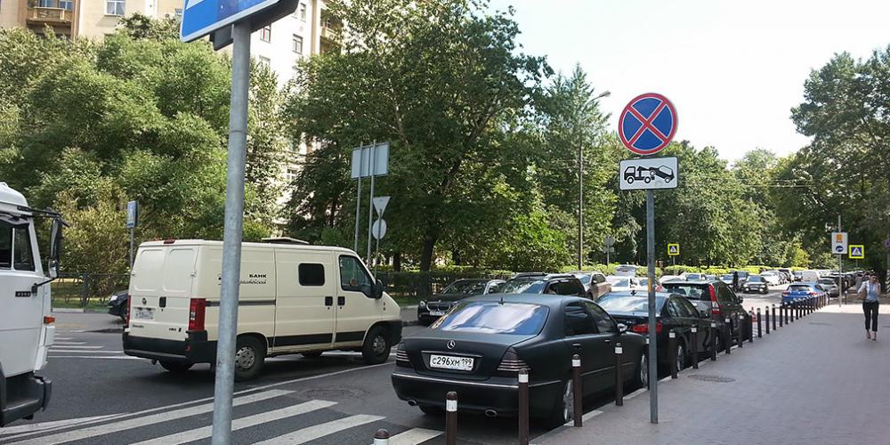 Медведева попросили увеличить штрафы за парковку на проезжей части