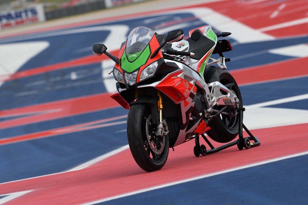 Aprilia RSV4 RF LE 2018 - серийный спортбайк с крыльями