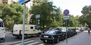 Медведева попросили увеличить штрафы за парковку на проезжей части