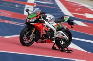 Aprilia RSV4 RF LE 2018 - серийный спортбайк с крыльями