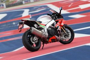 Aprilia RSV4 RF LE 2018 - серийный спортбайк с крыльями