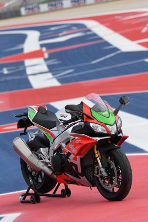 Aprilia RSV4 RF LE 2018 - серийный спортбайк с крыльями