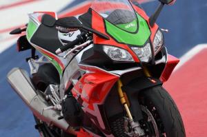 Aprilia RSV4 RF LE 2018 - серийный спортбайк с крыльями