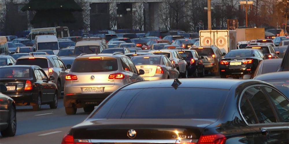 Водителей попросили отказаться от поездок в центр Москвы на автомобилях