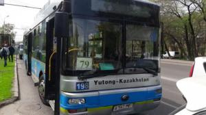 Автобусы столкнулись в Алматы: стеклом ранило пассажирку
