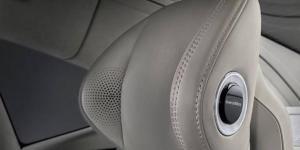 Volvo представила роскошный трехместный седан с проектором