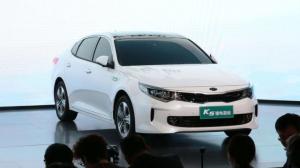 KIA представила в Пекине кроссовер и гибридный седан