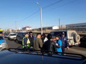 Женщина-водитель врезалась в авто с полицейскими в Уральске