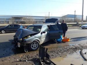 Женщина-водитель врезалась в авто с полицейскими в Уральске